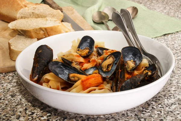 Mejillones con tagliatelle y salsa de tomate —  Fotos de Stock