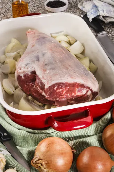 Råa ben av lamm med grönsaker i en emalj långpanna — Stockfoto