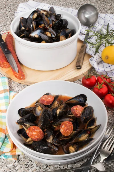 Mejillones mediterráneos en un plato profundo —  Fotos de Stock