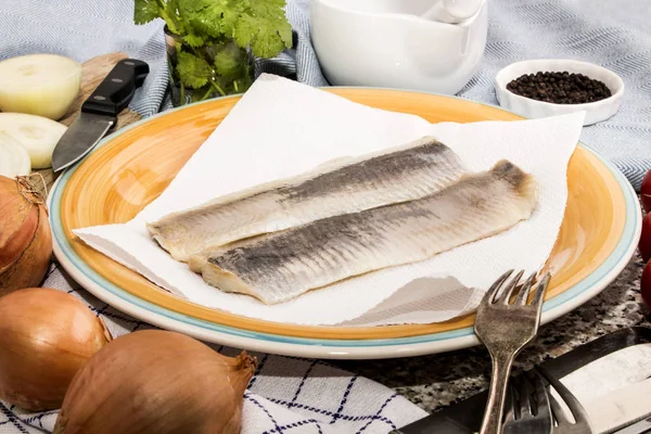 Arenque marinado con papel de cocina en un plato — Foto de Stock