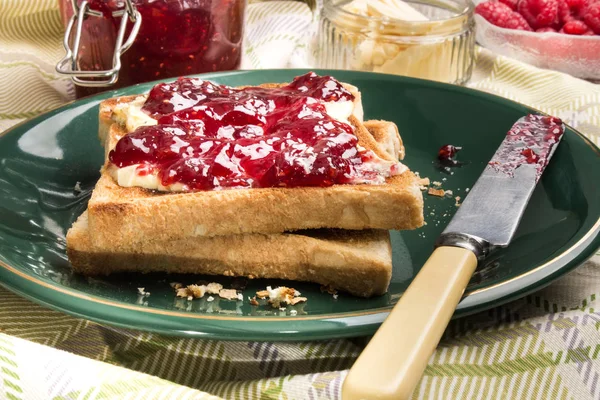 Scottish pub toast bread with home made raspberry jam — Stock Photo, Image