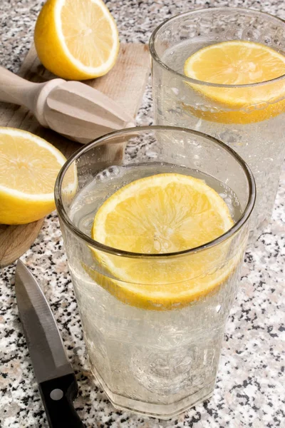 Bebida refrescante, água mineral espumante com suco de limão em i — Fotografia de Stock