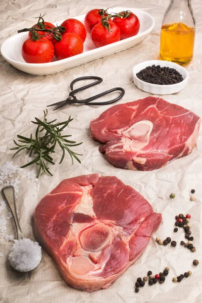 Chuletas crudas de pierna de cordero sobre papel marrón —  Fotos de Stock