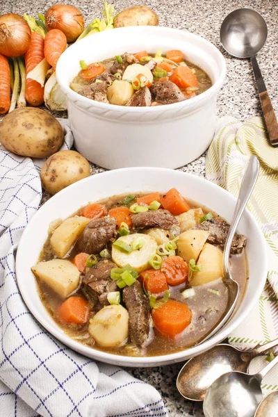 Tradisional daging domba rebus dengan kentang, wortel, seledri dan rempah-rempah — Stok Foto