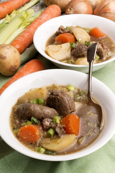 Tradisional daging domba rebus dengan kentang, wortel, seledri dan rempah-rempah — Stok Foto