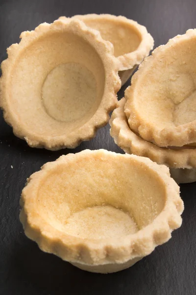 Tartaletas de mantequilla pequeña en pizarra —  Fotos de Stock