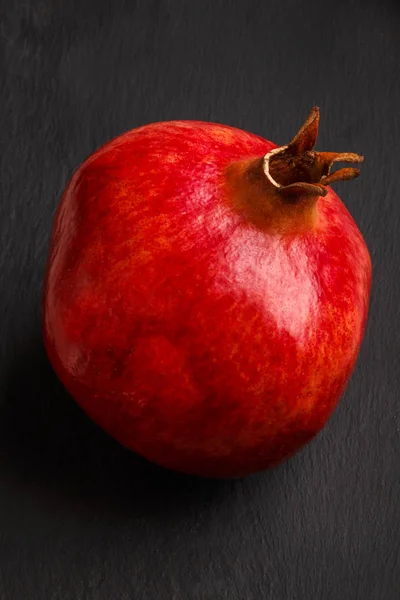 Rijpe granaatappel vruchten op leisteen achtergrond — Stockfoto