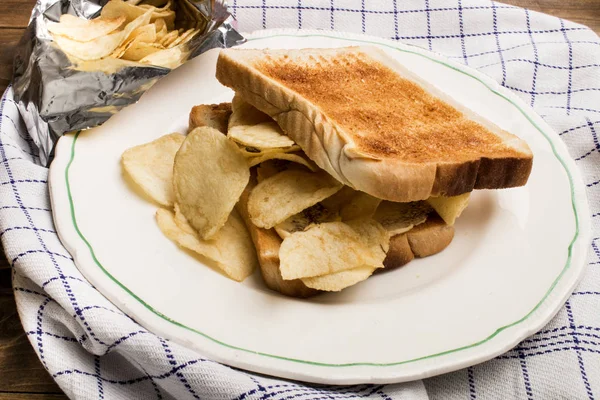 Toast brood met boter en aardappel chips — Stockfoto