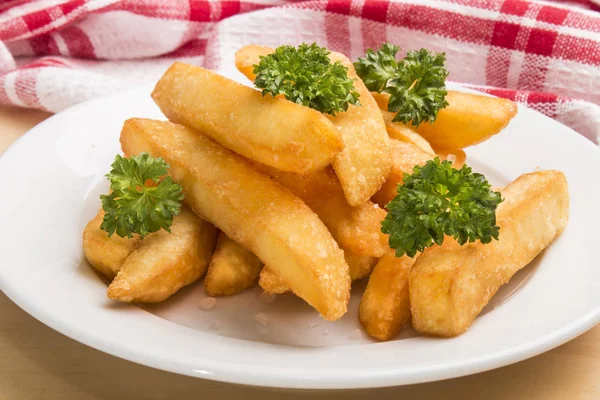 Frietjes met peterselie op een plaat — Stockfoto