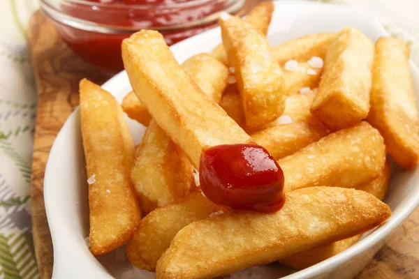 Pommes frites med tomatketchup — Stockfoto