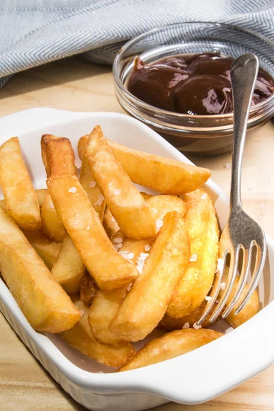 Pommes frites med brun sås i en skål — Stockfoto