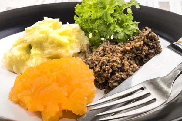 Typische Schotse gerechten, met aardappelpuree en puree po — Stockfoto