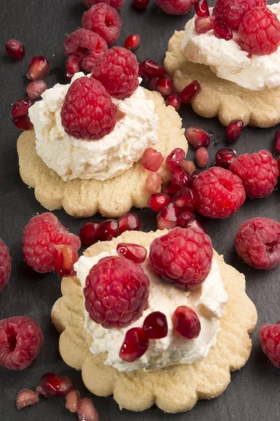 Scottish oatmeal biscuits with whipped cream, fresh raspberries — Stock Photo, Image