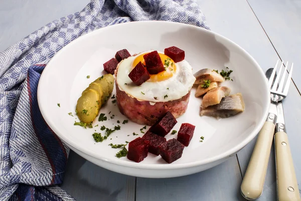 Labskaus, especialidad del norte de Alemania hecha con patatas, remolacha, s — Foto de Stock