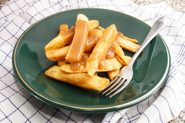 Irländska potatischips med sås på en tallrik — Stockfoto