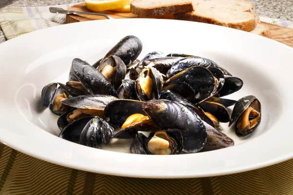 Mussels with garlic sauce in a plate — Stock Photo, Image