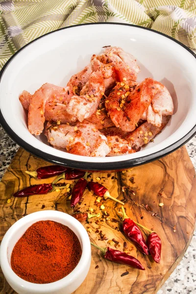 Domuz eti şeritler de un, kırmızı biber tozu ve crushe ile kaplı — Stok fotoğraf