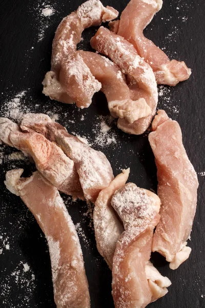 Listras de porco cru é bem revestido com farinha — Fotografia de Stock
