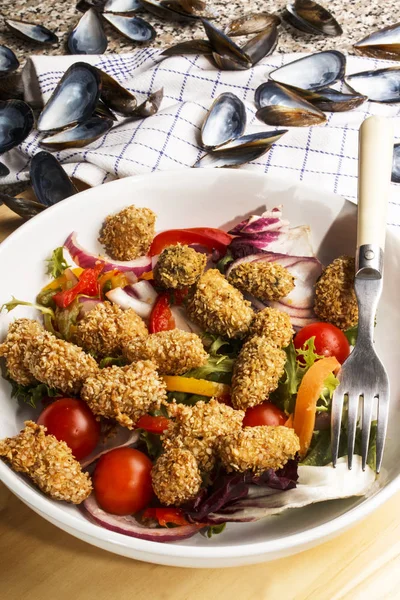 Gecoate Mossel met haverzemelen en frisse salade — Stockfoto