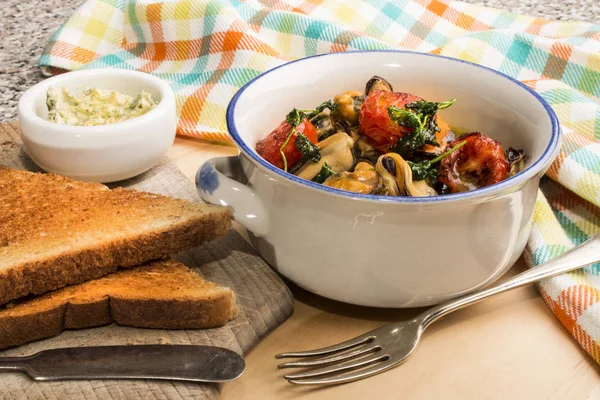 Mejillones con vino blanco, manteca de chalota, tomate asado y cori — Foto de Stock