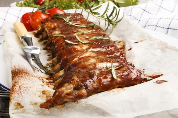 Grilled pork ribs on white kitchen paper — Stock Photo, Image