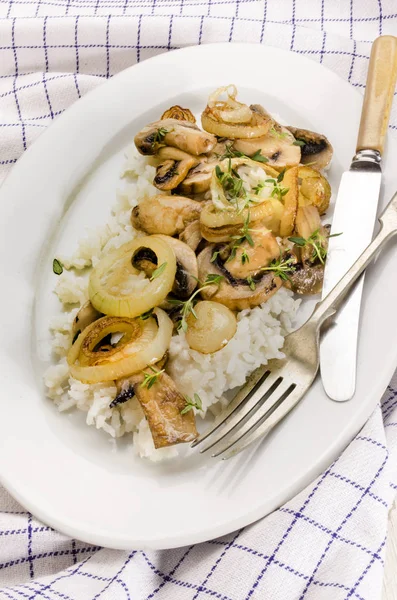 Plato vegetariano con arroz y champiñones — Foto de Stock