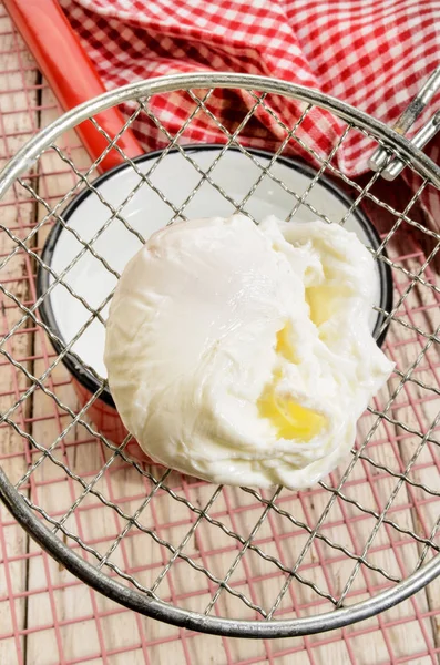 Poached egg fresh from boiled water — Stock Photo, Image