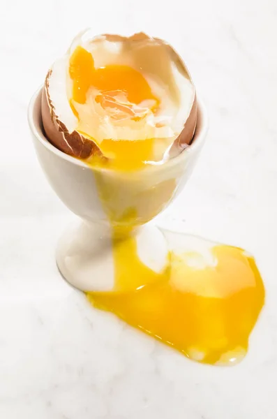 Três minutos cozidos, ovo aberto em uma xícara de ovo — Fotografia de Stock