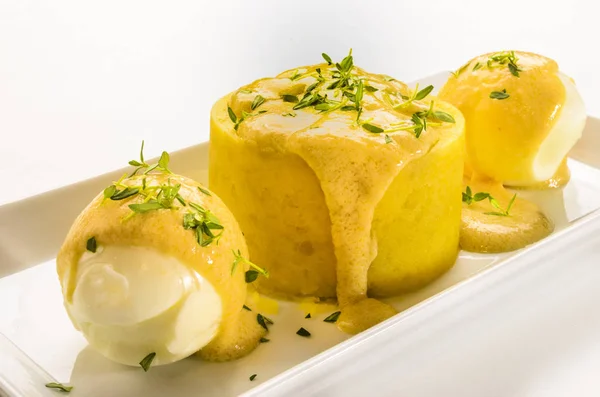 Αυγά βραστά με σάλτσα μουστάρδας, πουρέ πατάτας και θυμάρι — Φωτογραφία Αρχείου