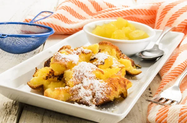 Kaiserschmarrn, serwowane z kompot jabłkowy i proszku — Zdjęcie stockowe