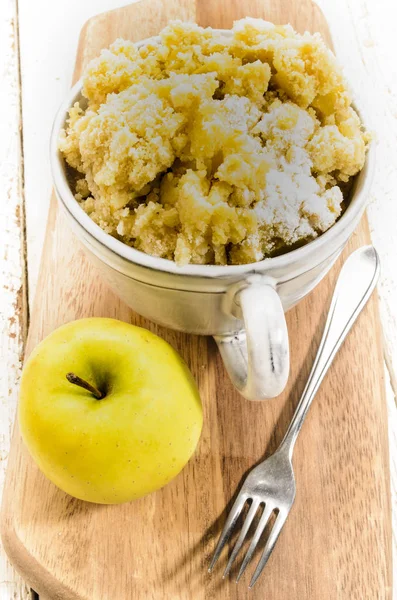 British apple crumble, freshly baked, with powdered sugar in a c — Stock Photo, Image