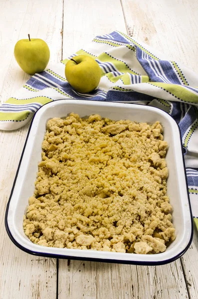 Manzana británica se desmorona, recién horneada, en un recipiente de esmalte — Foto de Stock