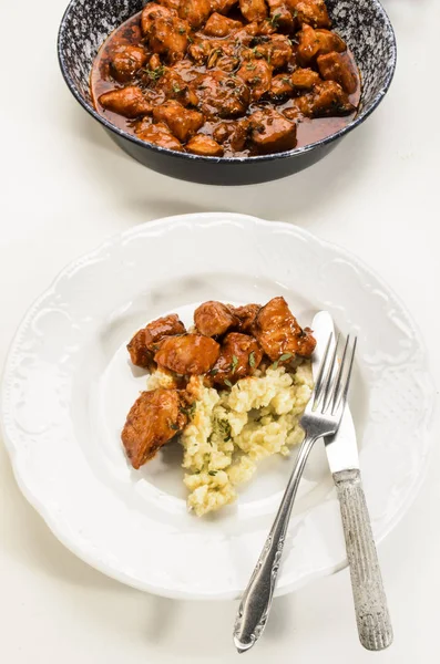 Куриный гуляш в венгерском стиле с пельменями на тарелке — стоковое фото