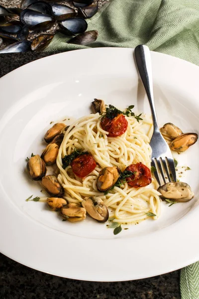 Espaguetis con tomates y mejillones a la parrilla —  Fotos de Stock