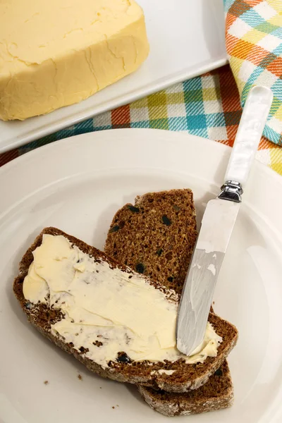 Zelfgebakken geplaatste bruin brood — Stockfoto