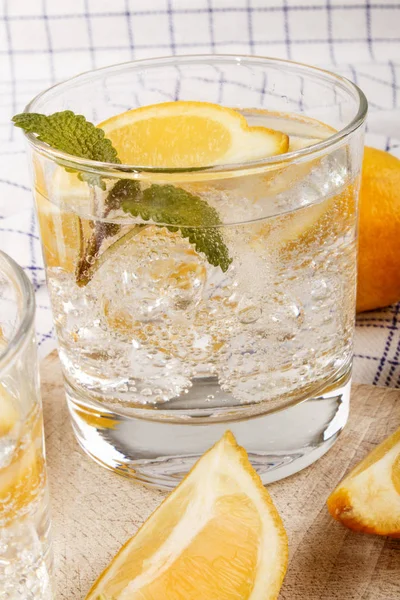 Sparkling mineral water with lemon and ice — Stock Photo, Image