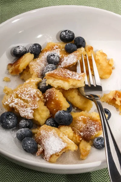 Kaiserschmarrn con mirtilli cosparso di zucchero a velo — Foto Stock