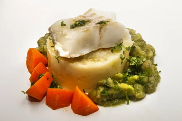 Steamed cod with mashed potato, carrots and mushy pea — Stock Photo, Image