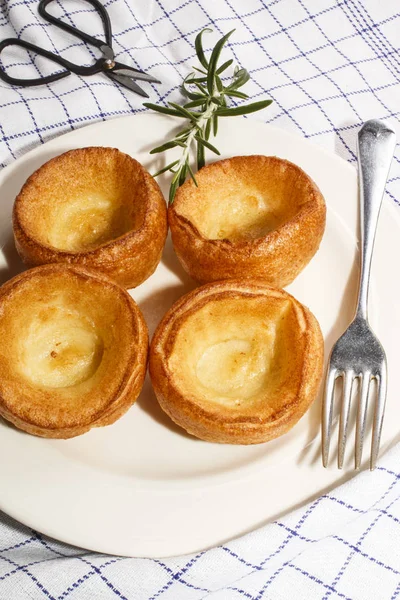 Yorkshire pudding på en tallrik — Stockfoto