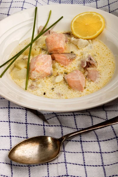 Рыбный суп с картофелем, луком и укропом — стоковое фото
