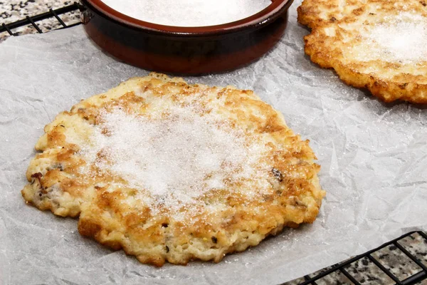 Warm potato pancake with sugar on kitchen paper — Stock Photo, Image