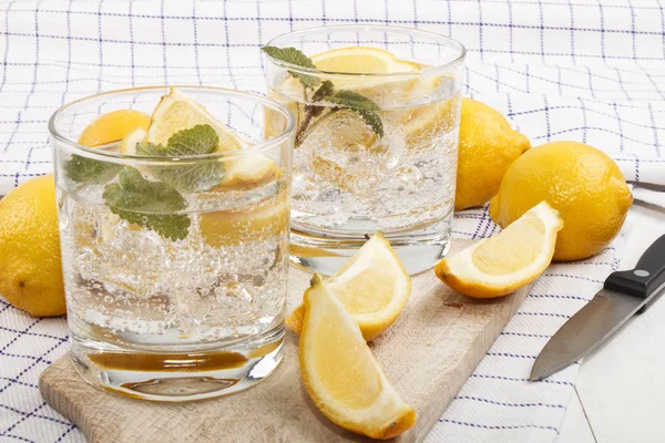Serinletici bir içecek olarak limonlu soğuk maden suyu — Stok fotoğraf