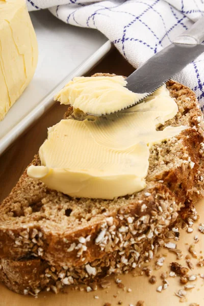 Rebanada de pan con mantequilla irlandesa y salada —  Fotos de Stock