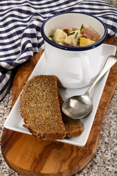 Rybí polévka do hrnečku s chlebem na talíři — Stock fotografie