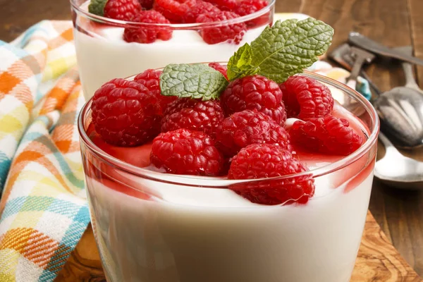 Färsk yoghurt med hallon och sås i ett glas — Stockfoto