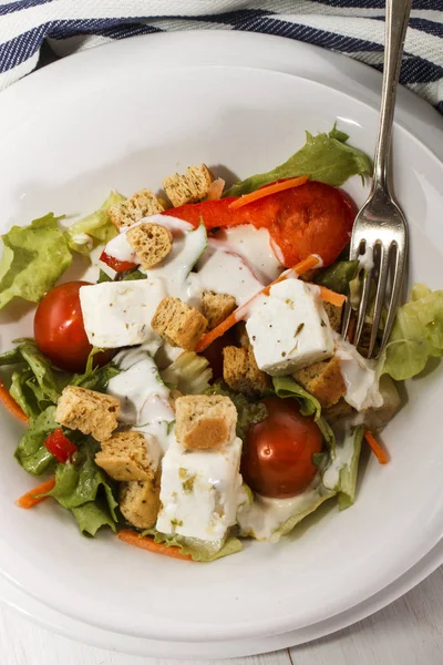 Salada fresca com molho de alho em uma chapa — Fotografia de Stock