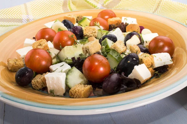 Mediterrane salat op een plaat — Stockfoto