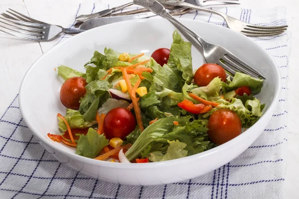 Verse tuin salat in een witte kom — Stockfoto