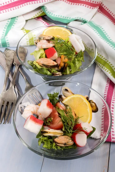 Meeresfrüchte-Salat in einer Glasschüssel serviert — Stockfoto