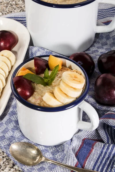 Warme PAP, Schots ontbijt met plum en banaan — Stockfoto